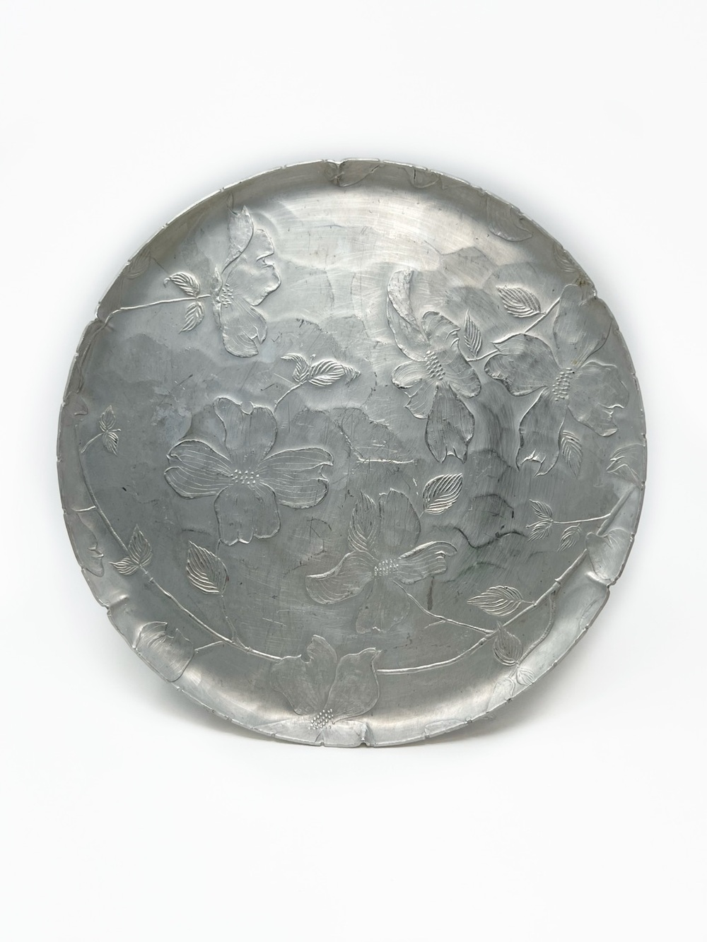 Vintage Wendell August Forge Hammered Aluminum Round Tray 
Doogwood Flower Plate